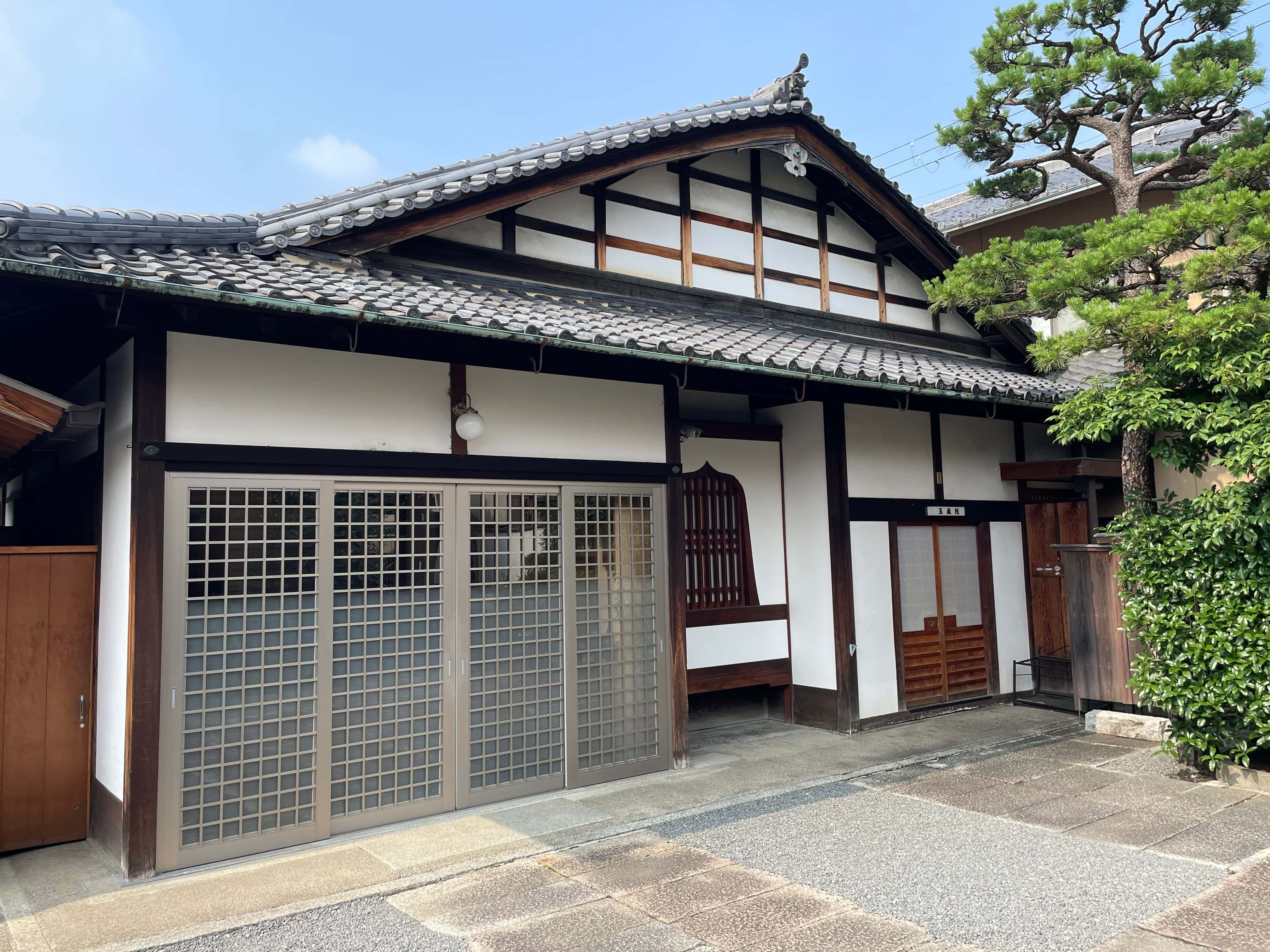 玉藏院の本堂 - 伝統的な日本建築の美しい寺院建物