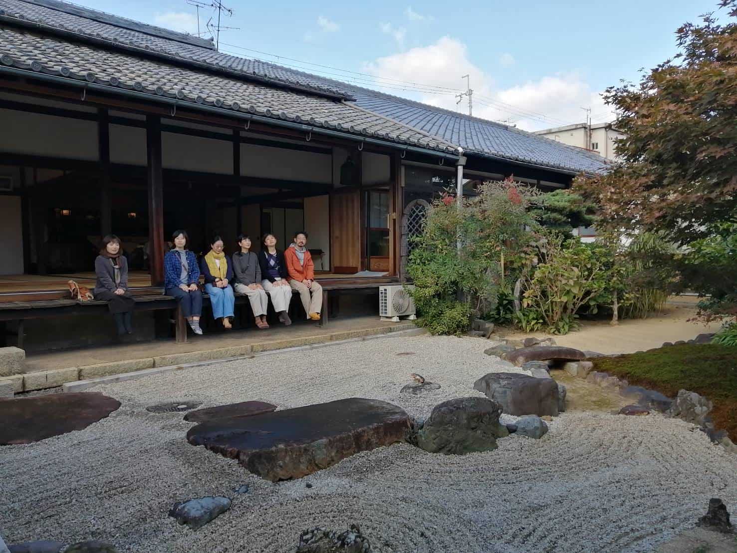 玉藏院本堂の内部。金色に輝く仏像と美しい装飾が施された神聖な空間