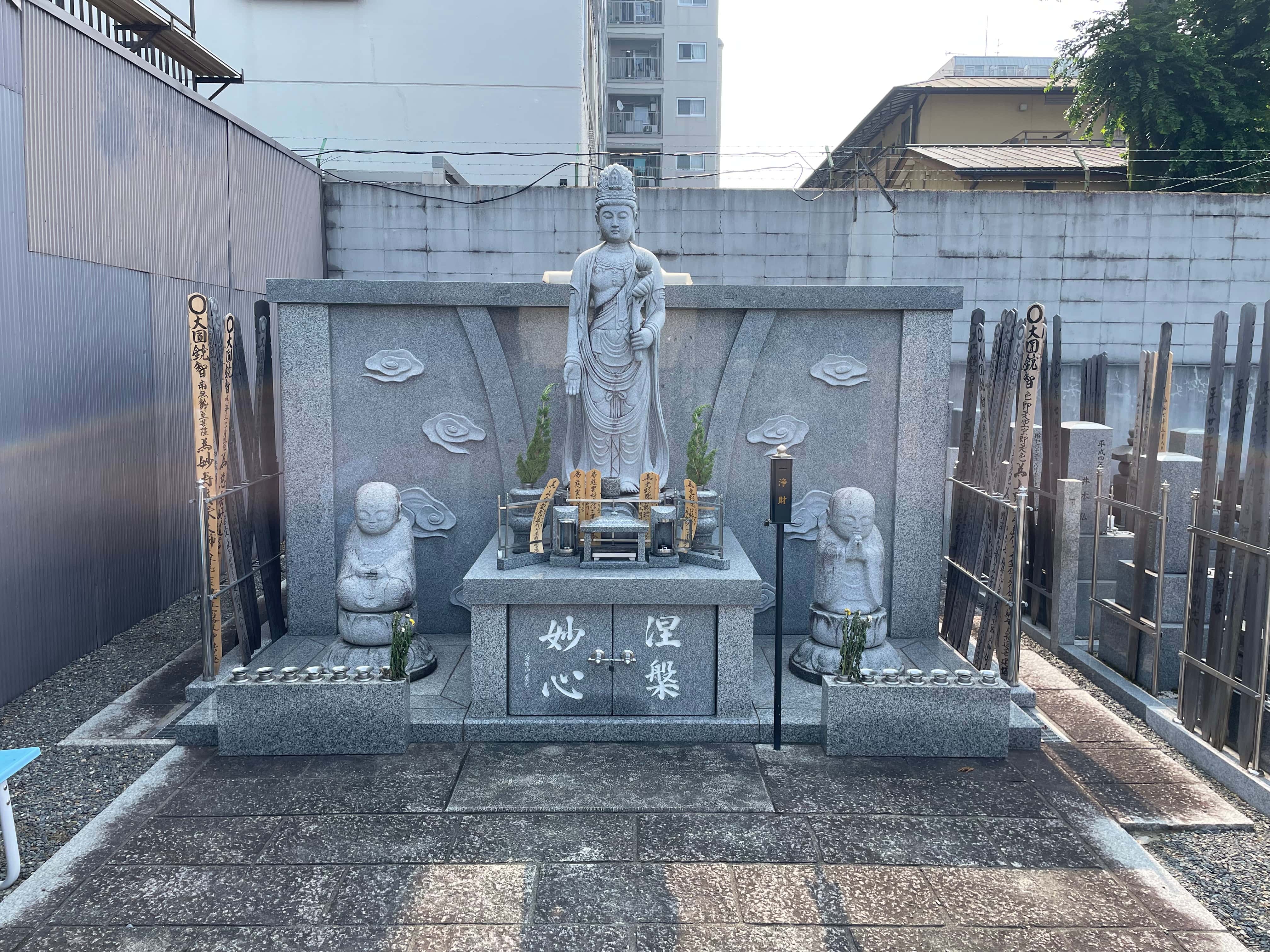 玉藏院の美しい日本庭園。季節の花々と手入れされた樹木が調和する景色
