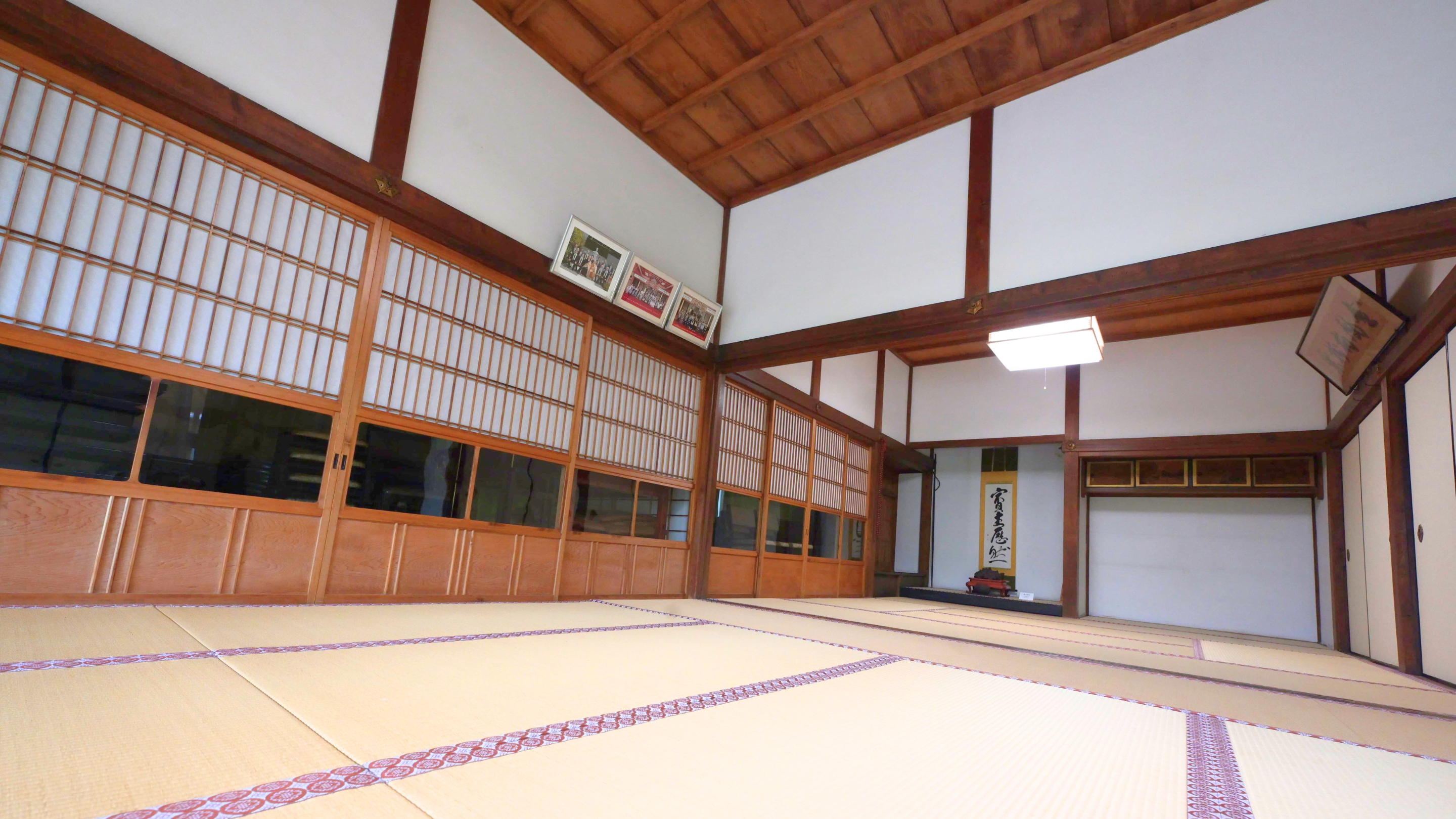 玉藏院の美しい日本庭園。季節の花々と手入れされた樹木が調和する景色