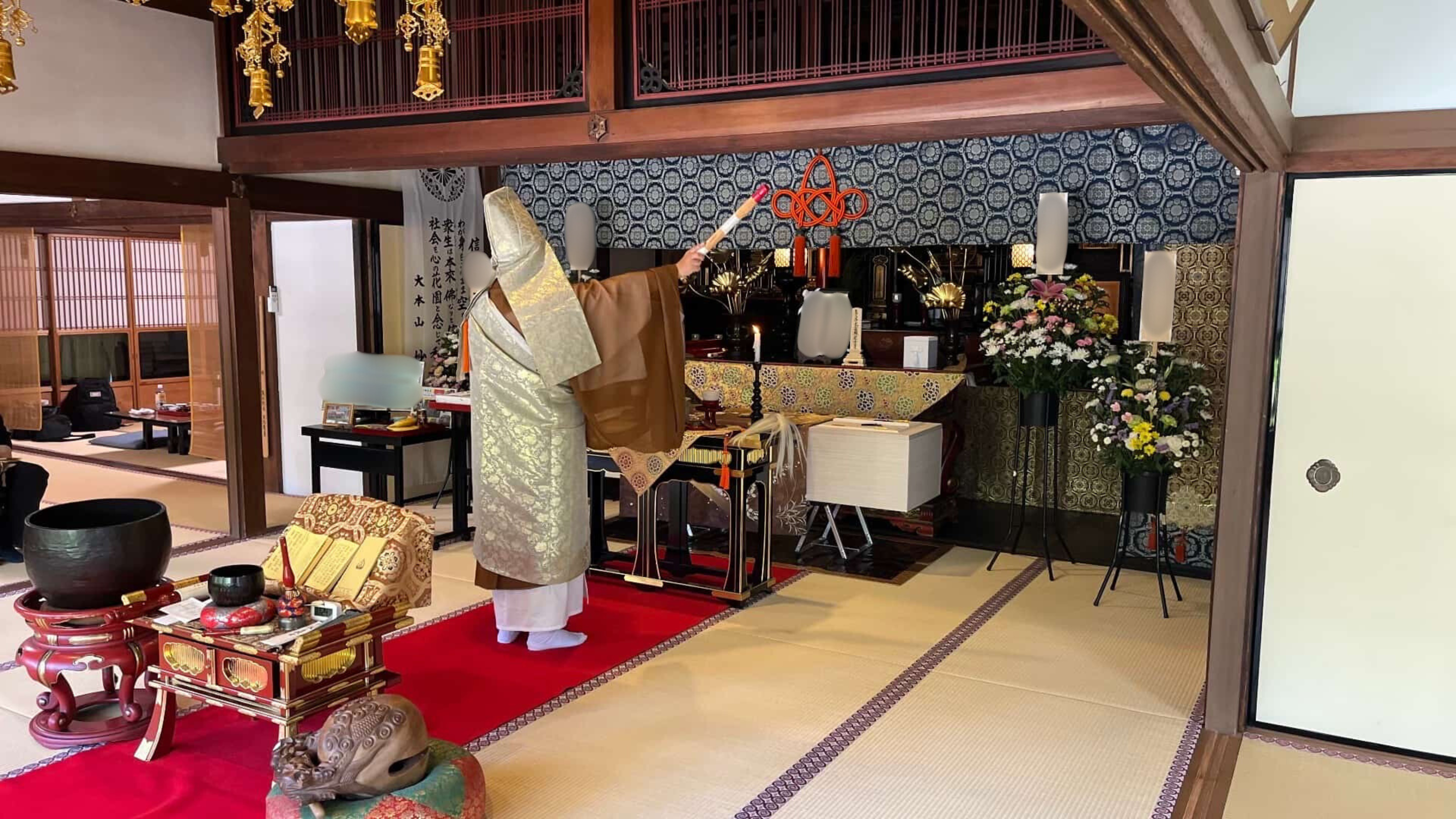 玉藏院の本堂で寺院葬を実施している様子